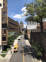 05 Juni, 2023 - - vereinigt Zustände, Neu York, Brooklyn - - Fulton Fähre - - Manhattan Brücke Aussicht von das Seite Straße mit Autos auf das Straße. foto