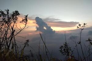 schön Sonnenuntergang auf das Berg mit Wolke und Himmel foto