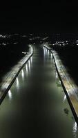 Antenne Aussicht von ein Straße im das Mitte von das Fluss beim Nacht foto