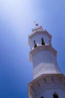 Moschee Turm mit Blau Himmel Hintergrund mit Licht leuchtenden auf es foto