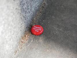 recyceln mich Botschaft auf Flasche Deckel foto