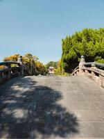 alt japanisch Brücke mit Licht und Schatten foto