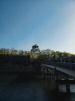 das Brücke Das führt zu ein Schrein foto