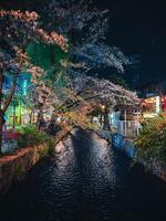 das Fluss Wasser beim Nacht im Japan foto