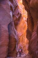 Wildleder Bergschlucht Wanderer foto