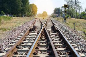 Eisenbahnen im Thailand sind ein Transport Route zum Transportieren Waren und Passagiere. das Zug ist ein Fahrzeug bestehend aus von zwei Stahl Spuren auf welche Objekte sind platziert aufrecht zu das Spuren. foto