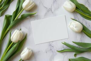 ai generiert oben Aussicht von leer Weiß Karte mit Tulpen auf Marmor Tisch. festlich Blumen- Hintergrund mit Kopieren Raum. Gruß Karte zum Damen Mutter Tag und andere Frühling Feiertage. Blumensträuße foto