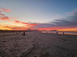 Sonnenuntergang beim playa de Famara, Lanzarote, Farben das Himmel mit beschwingt Farbtöne, Gießen ein faszinierend glühen Über das Horizont. atemberaubend Sicht Das erfasst das Wesen von Ruhe und natürlich Schönheit. foto