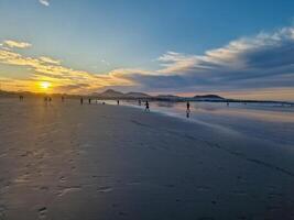 Sonnenuntergang beim playa de Famara, Lanzarote, Farben das Himmel mit beschwingt Farbtöne, Gießen ein faszinierend glühen Über das Horizont. atemberaubend Sicht Das erfasst das Wesen von Ruhe und natürlich Schönheit. foto