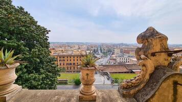 das Panorama von Rom von das Fenster von das Vatikan Museen bietet an atemberaubend Ansichten von das Stadt ikonisch Sehenswürdigkeiten und historisch Horizont. foto