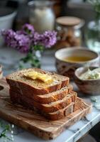 ai generiert Scheiben von Brot mit Butter auf hölzern Tafel foto