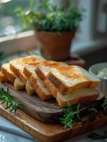 ai generiert Scheiben von Toast Brot auf hölzern Tafel foto