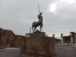 Pompeji, das uralt römisch Stadt begraben durch das Eruption von montieren Vesuv, steht wie ein UNESCO Welt Erbe Grundstück, Angebot ein einzigartig Blick in Täglich Leben während das römisch Reich. foto