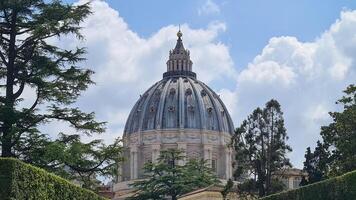 das Kuppel von st. Peters Basilika im Vatikan Stadt ist ein atemberaubend architektonisch Wunder, entworfen durch Michelangelo und hoch aufragend Über das Stadt Horizont. foto