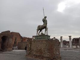 Pompeji, das uralt römisch Stadt begraben durch das Eruption von montieren Vesuv, steht wie ein UNESCO Welt Erbe Grundstück, Angebot ein einzigartig Blick in Täglich Leben während das römisch Reich. foto