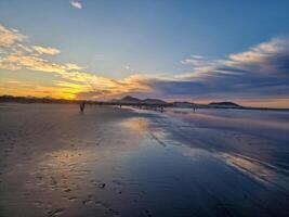 Sonnenuntergang beim playa de Famara, Lanzarote, Farben das Himmel mit beschwingt Farbtöne, Gießen ein faszinierend glühen Über das Horizont. atemberaubend Sicht Das erfasst das Wesen von Ruhe und natürlich Schönheit. foto