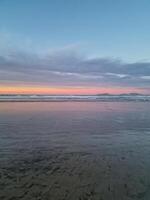 Sonnenuntergang beim playa de Famara, Lanzarote, Farben das Himmel mit beschwingt Farbtöne, Gießen ein faszinierend glühen Über das Horizont. atemberaubend Sicht Das erfasst das Wesen von Ruhe und natürlich Schönheit. foto