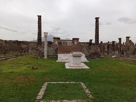 Pompeji, das uralt römisch Stadt begraben durch das Eruption von montieren Vesuv, steht wie ein UNESCO Welt Erbe Grundstück, Angebot ein einzigartig Blick in Täglich Leben während das römisch Reich. foto