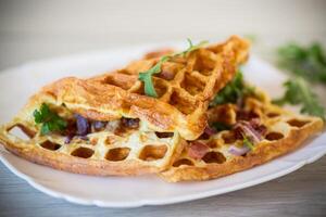 Ei Omelette ausgestopft mit Zwiebeln und Kräuter, gebraten im das bilden von Waffeln foto