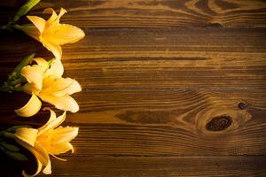 Strauß von schön Gelb Lilien auf hölzern Tabelle foto