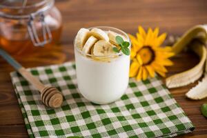 Süss hausgemacht Joghurt mit Bananen und Honig foto