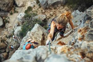 ai generiert Frauen steigen ein Felsen während Trekking draußen. generativ ai foto