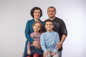 Studio Porträt von ein glücklich Familie Mann Ehefrau Tochter und Sohn 13 foto