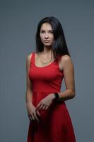 Studio Porträt von ein jung Mädchen im ein rot Kleid 5 foto