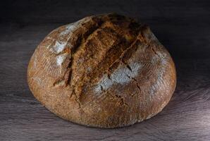 frisch bereit hausgemacht Brot auf ein hölzern Tabelle 7 foto