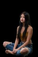 Studio Porträt von ein jung Mädchen im zerrissen Jeans 6 foto