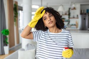 müde und erschöpft Frau, frustriert mit tun viel Arbeit Über das Haus ruhen zum ein Minute oder abwischen ihr Stirn nach Fertigstellung arbeiten. heim, Hauswirtschaft Konzept foto