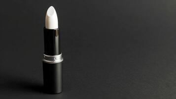 ai generiert Weiß Lippenstift auf schwarz Hintergrund, minimalistisch Schönheit Produkt Fotografie foto