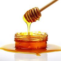 ai generiert hölzern Honig Schöpflöffel eingetaucht im Krug von golden Honig auf Weiß Hintergrund mit Honig Spritzen nahe. foto