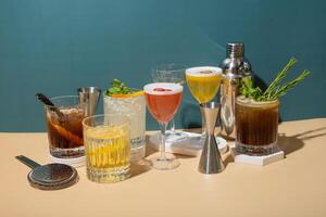 alkoholisch Cocktails im trinken Brille und Bar Werkzeuge auf Podeste auf farbig Hintergrund foto