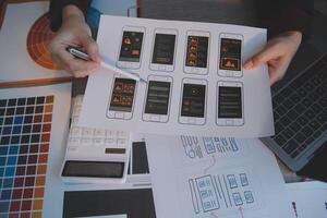 ux ui Design Prozess zum modisch Handy, Mobiltelefon Anwendung und Webseite . kreativ Prototyp von Drahtmodell zum Fachmann App Entwickler . foto