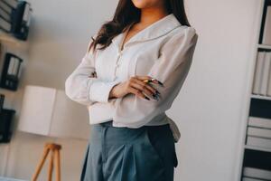 Zusammenarbeit von Geschäftsteams, Diskussion der Arbeit, Analyse mit Finanzdaten und Marketing-Wachstumsberichtsgrafik im Team, Präsentation und Brainstorming zur Strategieplanung, um vom Unternehmen zu profitieren. foto