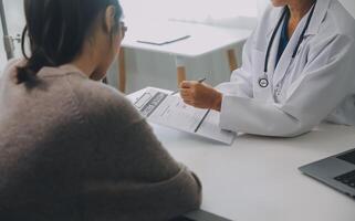 schließen oben ernst Arzt tragen medizinisch Gesicht Maske Beratung reifen Frau geduldig beim geplanter Termin im Büro, Arzt erklären Behandlung, geben Empfehlungen, Alten Generation Gesundheitswesen foto