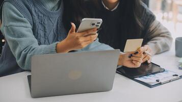 Geschäftsfrau Hände halten crit Karte und mit Anerkennung Karte online Einkaufen. online Einkaufen Konzept foto