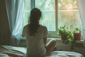 ai generiert traurig Mädchen Leiden von Depression Sitzung allein im Schlafzimmer beim Zuhause Gefühl Einsamkeit foto