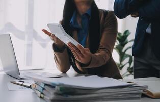 Geschäft Mannschaft Arbeiten mit Neu Anfang Projekt planen und Diskussion Information zum finanziell Strategie mit Laptop und Digital Tablette im ein modern Geschäft Salon. foto