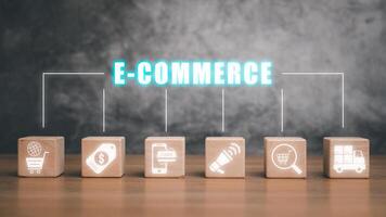 E-Commerce Konzept, hölzern Block auf Schreibtisch mit E-Commerce Symbol auf virtuell Bildschirm. foto