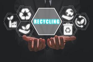 Recycling Konzept, Geschäftsmann Hände halten Recycling Symbol auf virtuell Bildschirm. foto