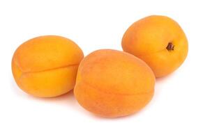 aprikosenhaufen auf weiß foto