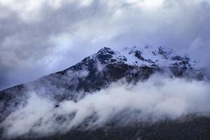 Wolke und Eis auf Gipfel von Felsen Berg im Arthurs bestehen National Park Neu Neuseeland foto