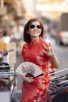 asiatisch Frau Hand Zeichen ich Liebe Sie mit lächelnd und Glück Gesicht Stehen draussen foto