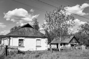 Schönes altes verlassenes Bauernhaus auf dem Land auf natürlichem Hintergrund foto