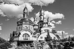 christliches Kirchenkreuz im hohen Kirchturm zum Gebet foto