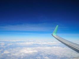 Antenne Aussicht von Himmel gesehen durch das Flugzeug Fenster. Raum zum Text foto