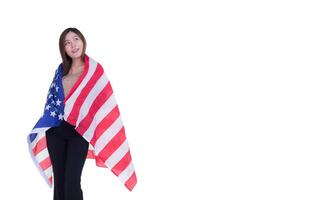 jung Frau mit das uns Flagge Abdeckung das Schultern mit Weiß Hintergrund. Raum zum Text. 4 .. von Juli. feiern amerikanisch National Tag. Arbeit Tag. Unabhängigkeit Tag foto