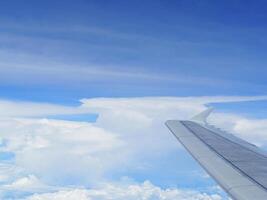 Antenne Aussicht von Wolkenlandschaft gesehen durch das Flugzeug Fenster. Gefühl Freiheit und Neu Inspiration. Horizont Hintergrund mit Kopieren Raum zum Text foto